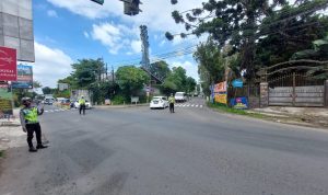 Polisi tengah melakukan pengaturan lalu lintas di Simpang Beatrix Lembang, Kabupaten Bandung Barat. (Foto: Nur Fidhiah Shabrina/JPNN.com)