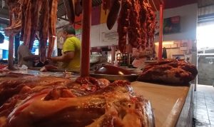 Salahsatu pedagang daging sapi potong di Pasar Tradisional Cihapit Kota Bandung. Sabtu (26/2). Foto. Sandi Nugraha
