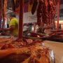 Harga Daging Sapi Kian Melejit, Pedagang Rugi karena Pilih Tak Naikan Harga Ketimbang Kehilangan Pelanggan Salahsatu pedagang daging sapi potong di Pasar Tradisional Cihapit Kota Bandung. Sabtu (26/2). Foto. Sandi Nugraha