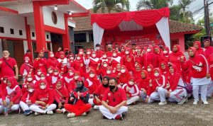Tingkatkan Daya Tahan Tubuh Saat Pandemi, PDIP Gelar Sicita Foto bersama peserta Gebyar Sicita di halaman kantor DPC PDI Perjuangan (PDIP) Kabupaten Bandung di Baleendah, Minggu (27/2) kemarin.