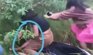 Tangkapan layar video perkelahian ABG yang diduga karena rebutan pacar.