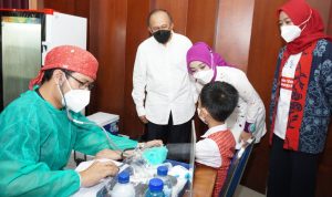 Pemprov Jabar Gandeng Danone Indonesia Gelar Sentra Vaksinasi Anak Generasi Maju, Guna Penuhi Akses Kesehatan Anak (Ki-ka) Asisten Administrasi Umum Daerah Provinsi Jawa Barat Ferry Sofwan Arif, Ketua Umum Sekoper Cinta Atalia Praratya Ridwan Kamil, dan Vice President General Secretary Danone Indonesia Vera Galuh Sugijanto hadir dalam peninjauan langsung Sentra Vaksinasi Generasi Maju untuk anak usia 6-11 tahun. Kegiatan ini merupakan bagian dari komitmen Danone Indonesia untuk mendukung pemenuhan hak anak yaitu akses kesehatan dan nutrisi, serta tentunya untuk mendukung program pemerintah dalam memperluas cakupan vaksinasi.