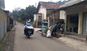 Lingkungan Desa Cikahuripan, Kecamatan Cimanggung, Kabupaten Sumedang. yang membutuhkan sarana air bersih untuk kebutuhan warganya. (Jabar Ekspres)