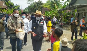 Kaum milenial di Pangandaran berebut minta foto bersama dengan Gubernur Jawa Barat Ridwan Kamil