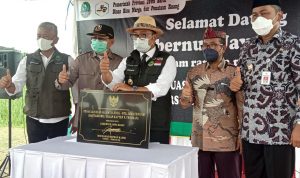 Gubernur Jabar, Ridwan Kamil (Tengah) saat meresmikan jembatan penghubung Cirebon dan Brebes Jawa tengah. Jum'at (4/1). Foto. Sandi Nugraha