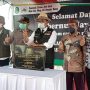 Gubernur Jabar, Ridwan Kamil (Tengah) saat meresmikan jembatan penghubung Cirebon dan Brebes Jawa tengah. Jum'at (4/1). Foto. Sandi Nugraha
