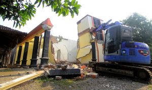 Tak Terima Diselingkuhi, Istri Tuntut Cerai dan Menghancurkan Rumah RATA: Alat berat menghancurkan rumah gono-gini di Desa Kedungbanteng, Sukorejo, Ponorogo, Kamis (3/2) sebagai buntut perceraian penghuninya. (Putra/Radar Ponorogo)