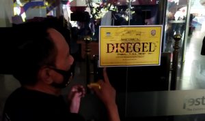 Mulai Hari Ini, Festival Citylink Disegel Satpol PP Petugas gabungan Satpol PP, Polrestabes, TNI dan Disdagin Kota Bandung saat melakukan penyegelan Festival Citylink. Jumat (4/2).