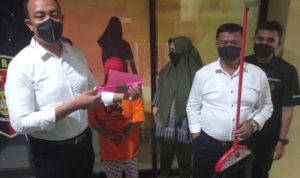 Ibu Kandung Siksa Anak yang Masih SD, Ini Alasannya Satreskrim Polresta Bandarlampung telah mengamankan EW (46), seorang ibu yang siksa anak kandungnya yang masih SD. (Foto: M. Tegar Mujahid/Radarlampung)
