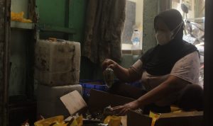 Pedagang minyak goreng di Pasar Tradisional. Foto Deni Jabar ekspres