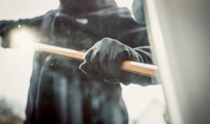 Ilustrasi pencongkelan pintu oleh pencuri yang sering beraksi di kos-kosan. (pixabay)