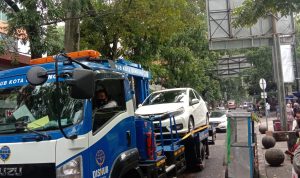 Satu buah Kendaraan terjaring razia parkir liar oleh petugas gabungan. Senin (7/2). Foto. Sandi Nugraha