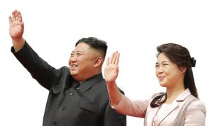 Akhirnya Istri Kim Jong Un Kembali Tampil di Hadapan Publik Kim Jong Un dan istrinya, Ri Sol Ju. (Foto: KCNA/AFP)