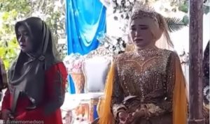 Kesal Batal Nikah Gara-gara Mempelai Pria Tak Datang, Warga Blokir Jalan Seorang wanita di Kelurahan Monta Baru Kecamatan Woja Kabupaten Dompu Provinsi Nusa Tenggara Barat menangis karena ditinggal calon suaminya menjelang akad nikah. (Tangkapan layar video Instagram @memomedsos)