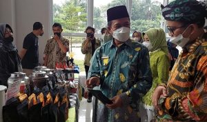 Bupati Bandung Dadang Supriatna tinjau gelar produk IKM Kabupaten Bandung. (Yully S Yulianty/Jabar Ekspres)