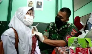 Salah satu warga yang ikut melaksanakan vaksinasi yang diselenggarakan Polresta Bandung.