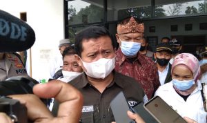 Bupati Sumedang, Dony Ahmad Munir di Desa Pasirnanjung, Kecamatan Cimanggung, Kabupaten Sumedang. (Jabar Ekspres)