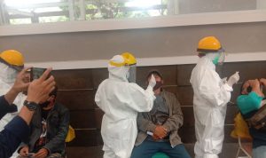 Pelaksanaan Swab acak di salahsatu tempat wisata di Kota Bandung pada beberapa waktu lalu. Foto. Sandi Nugraha