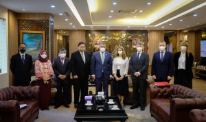 Airlangga Hartarto ketika menerima kedatangan Presiden COP26 dan Duta Besar Inggris dan Timor Leste