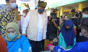 Airlangga Hartarto Tinjau Pelaksanaan Vaksinisasi di Pekanbaru Riau Airlangga Hartarto ketika sedang meninjau pelaksanaan vaksin di provinsi Riau