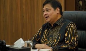 Airlangga Hartarto memberikan keterangan hasil darievaluasi mingguan perkembangan Covid-19 khususnya varian baru untuk luar pulau Jawa-Bali