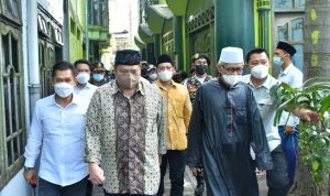 Airlangga Hartarto tampak tertunduk sembari mengaminkan setiap lantunan doa Kiai Miftachul Akhyar bersama para santri itu.