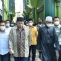 Airlangga Hartarto tampak tertunduk sembari mengaminkan setiap lantunan doa Kiai Miftachul Akhyar bersama para santri itu.