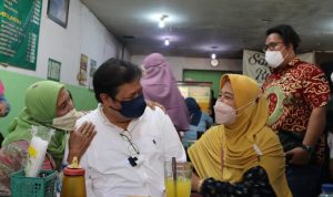 Sambil Nyantap Soto Khas Salatiga, Airlangga Hartarto Minta Agar Pelaku UMKM Manfaatkan KUR Airlangga Hartarto Meminta Agar Pelaku UMKM khusnya di bidang Kuliner agar Memanfaatkan pijaman KUR yang sudah disediakan bank pemerintah