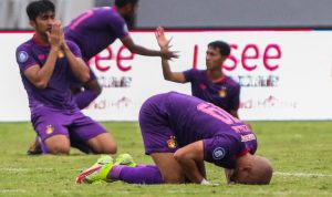 Para pemain Persik Kediri merayakan kemenangan atas Bhayangkara FC dalam lanjutan Liga 1 2021-2022. (Riana Setiawan/Jawa Pos)