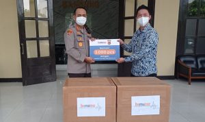 Buname Farmasi memberikan alat swab antigen kepada Polrestabes Bandung