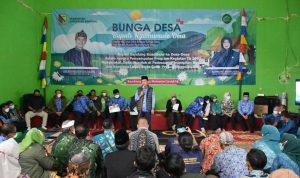 Bupati Bandung Dadang Supriatna ketika menjelaskan Pinjaman Bergulir Rp 60 Juta Per RW pada acara Bunga Desa.