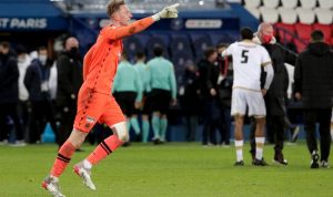 Selebrasi kiper OGC Nice Marcin Bulka setelah kemenangan adu penalti atas Paris Saint-Germain di babak 16 besar Coupe de France. (GEOFFROY VAN DER HASSELT/AFP )