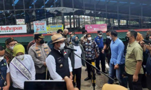 Ridwan Kamil Minta Pasar Cisarua Bersih dari Praktik Rentenir Ridwan Kamil Minta Pasar Cisarua Bersih dari Praktik Rentenir