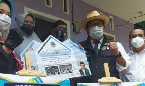 Ridwan Kamil Ngaliwet di Rumah Penerima Manfaat Rutilahu Gubenur Jabar menyerahkan secara simbolis pembangunan rumah tidak layak huni untuk warga Kabuoaten Pangandaran