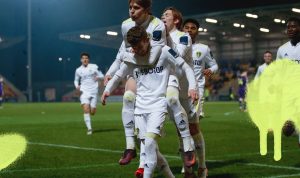 SELEBRASI: Punggawa Leeds United merayakan kemenangan. (@LUFC/TWITTER)