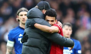 SELEBRASI: Pelatih Liverpool, Juergen Klopp memeluk anak asuh barunya, Luis Diaz, seusai laga menghadapi Cardiff. (@LFC/TWITTER)