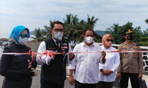 Gubenur Jabar Ridwan Kamil akan melakukan gubnting pita untuk meresmikan Jembatan Merah Cikidang di Pantai Timur Pangandaran