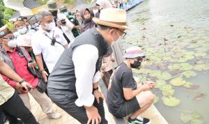 Gubenur Jabar Ridwan Kamil tengah melihat aktifitas warga di situ wangi Ciamis yang baru saja diresmikan belum lama ini.