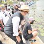 Gubenur Jabar Ridwan Kamil tengah melihat aktifitas warga di situ wangi Ciamis yang baru saja diresmikan belum lama ini.