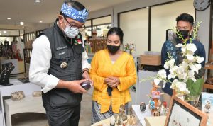 Gubernur Jabar Ridwan Kamil ketika melihat hasil produk kerajinan Jabar