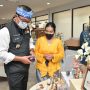 Gubernur Jabar Ridwan Kamil ketika melihat hasil produk kerajinan Jabar
