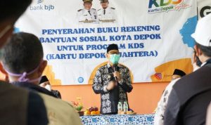 Wakil Wali Kota Depok, Imam Budi Hartono (IBH) saat memberikan sambutan pada acara penyerahan KDS di aula Kantor Kelurahan Sawangan. (Foto: Diskominfo)