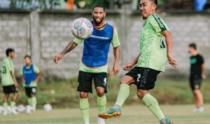 Pemain Persebaya berlaga dalam pemusatan latihan.