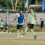 Pemain Persebaya berlaga dalam pemusatan latihan.
