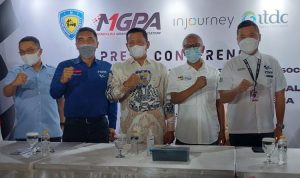 MotoGP Mandalika Gunakan Sistem Travel Bubble, Ini Alasannya Dari kiri, Wakil Ketua Umum Olahraga Sepeda Motor Sadikin Aksa, Direktur Utama ITDC Abdulbar M Mansoer, Ketua Umum IMI Bambang Soesatyo, Direktur Utama MGPA Priandi Satria, dan Wakil Direktur Cahyadi Wanda saat konferensi pers di Kantor IMI Pusat, Kawasan GBK, Senayan, Jakarta (2/2). (Muhammad Ramdan/Antara )