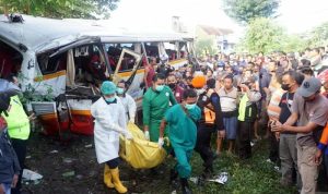 Petugas mengevakuasi para korban kecelakaaan Kereta dan Bus Pariwisata di Tulungagung, Minggu (27/2) fotoANTARA/Deny Trisdanto//DS
