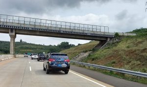 Kendaraan Operasional PT Jasa sarana sedang melintas di Jalan Tol Cisumdawu untuk membangun rencana konektifitas pada proyek pembangunan jalan tol Getaci
