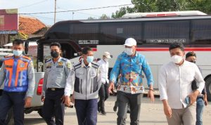 Ketua Pansus VI DPRD Jabar Hasbullah ketika mengunjungi terminal Ciledug