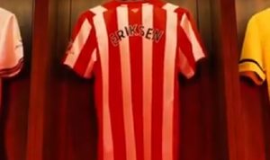 Pakai Alat Pacu Jantung, Christian Eriksen Kembali Main di Liga Inggris Brentford telah menyiapkan kostum dengan nama Eriksen (Twitter @BrentfordFC)