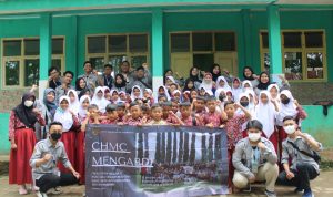 Melihat dari Dekat Kehidupan Bersahaja Kasepuhan Sinar Resmi Bersama CHMC UPI Mahasiswa UPI ketika melakukan pengabdian kepada masyarakat di Kasepuhan Sinar Resmi Cisolok